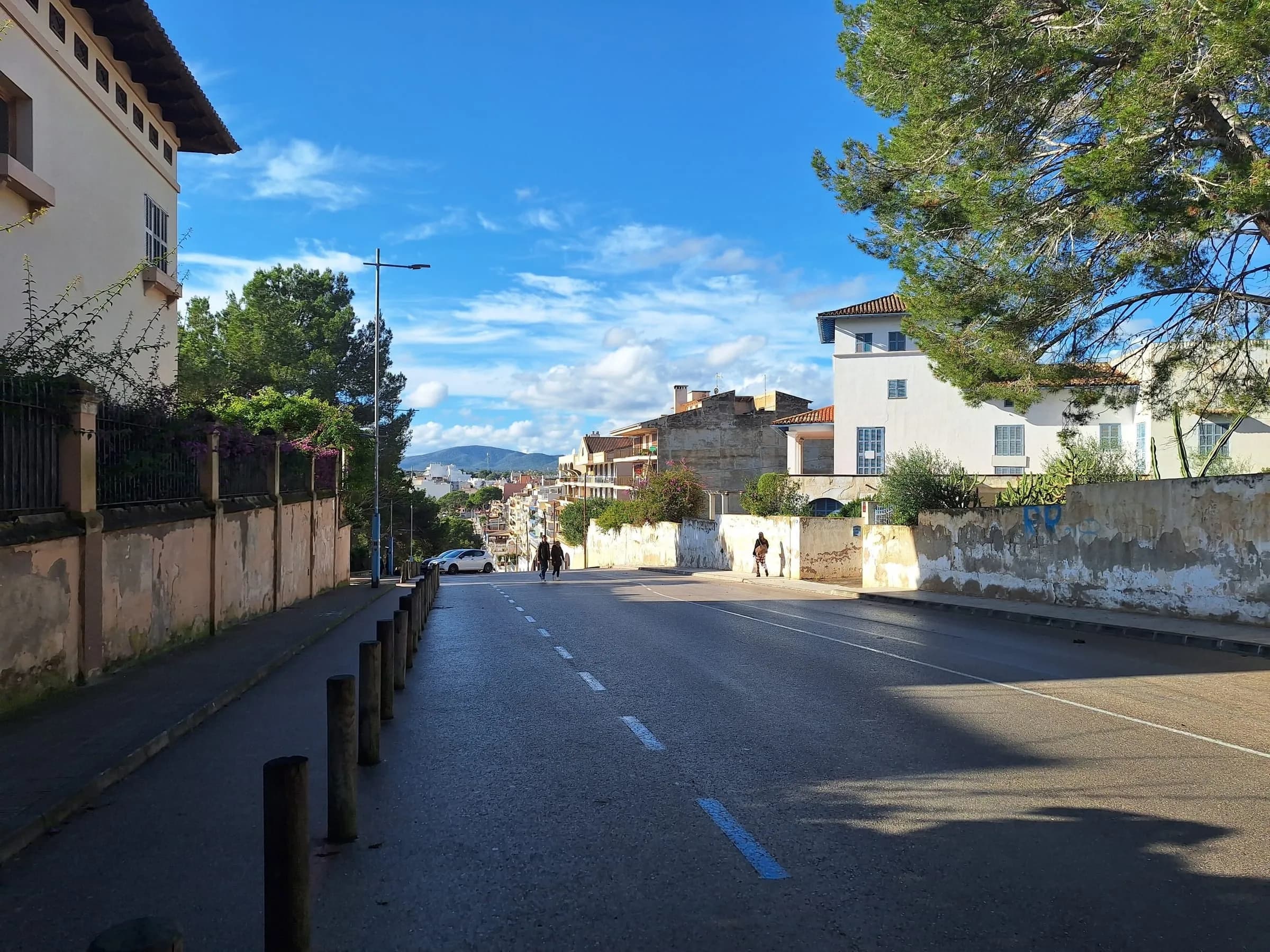 Una calle de Portocristo que baja hacia el puerto y el mar.