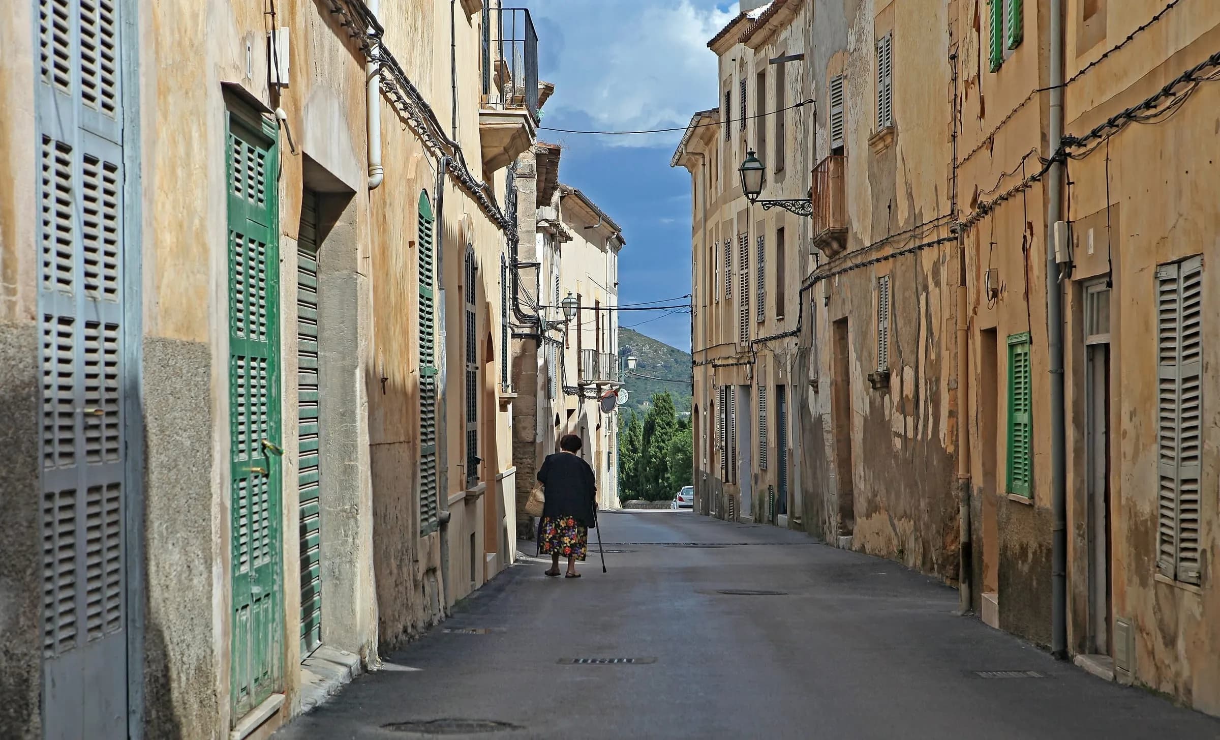 Una calle tranquila del casco antiguo de Manacor, con casas tradicionales de persianas.