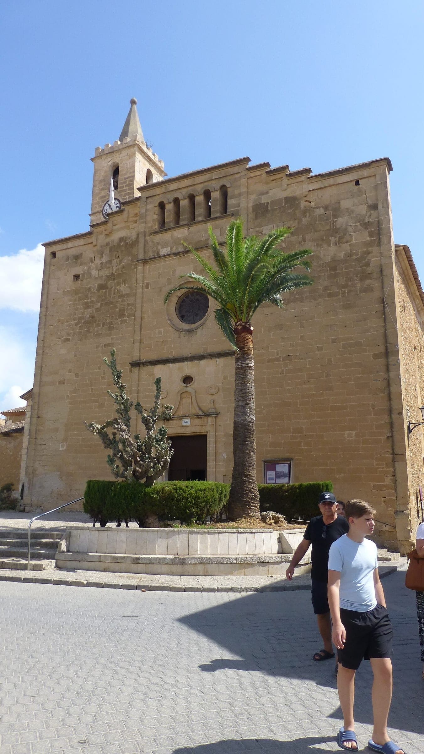 La iglesia parroquial de piedra dorada de Sant Llorenç des Cardassar, en la plaza del pueblo.